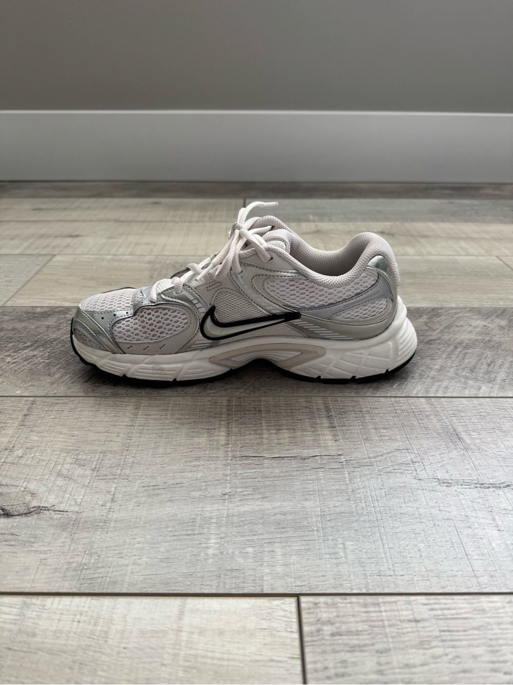 Nike V5 RNR Women’s Sneakers White Metallic Silver Size 8.5 - Picture 4 of 8